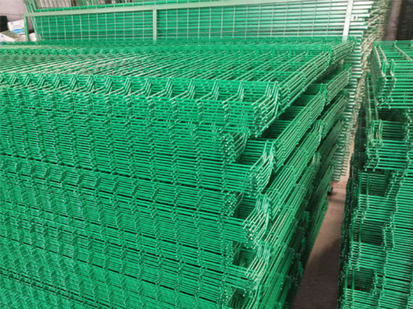 安徽阜陽工地折彎護欄網卸貨現場